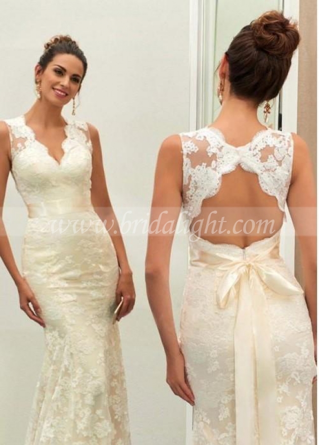 Classic Lace Wedding Bridal Dress with Close-fitting Bodice