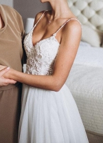 V-Neck Bohemian Beach Wedding Dresses Spaghetti Straps Beaded Bridal Gowns